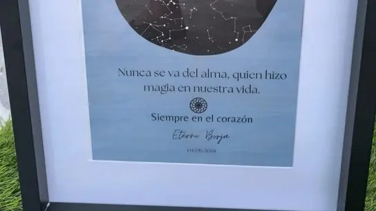 Cartel enmarcado que algunos amigos de Borja Villacís llevaron a su entierro.  Cartel con símbolos nazis que algunos amigos de Borja Villacís llevaron a su entierro.