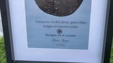 Cartel con símbolos nazis que algunos amigos de Borja Villacís llevaron a su entierro. 