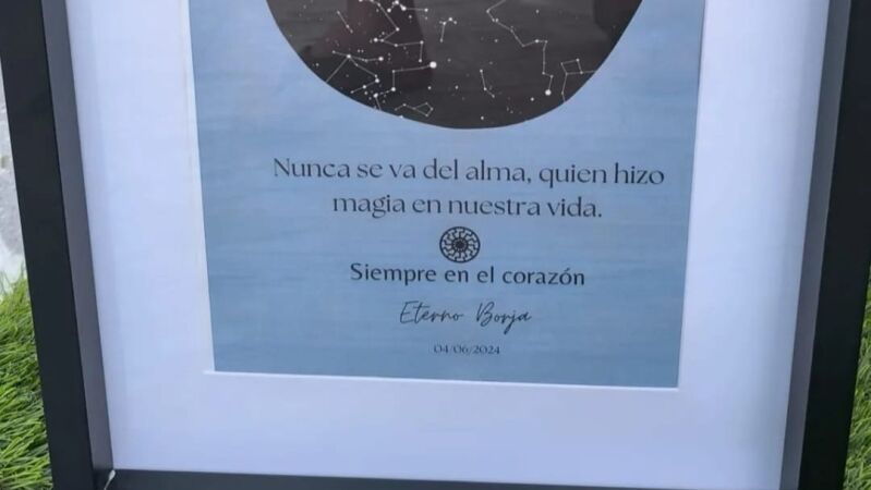 Cartel enmarcado que algunos amigos de Borja Villacís llevaron a su entierro. 
