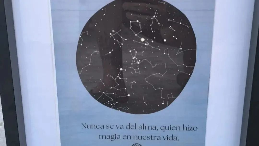 Cartel con símbolos nazis que algunos amigos de Borja Villacís llevaron a su entierro. 