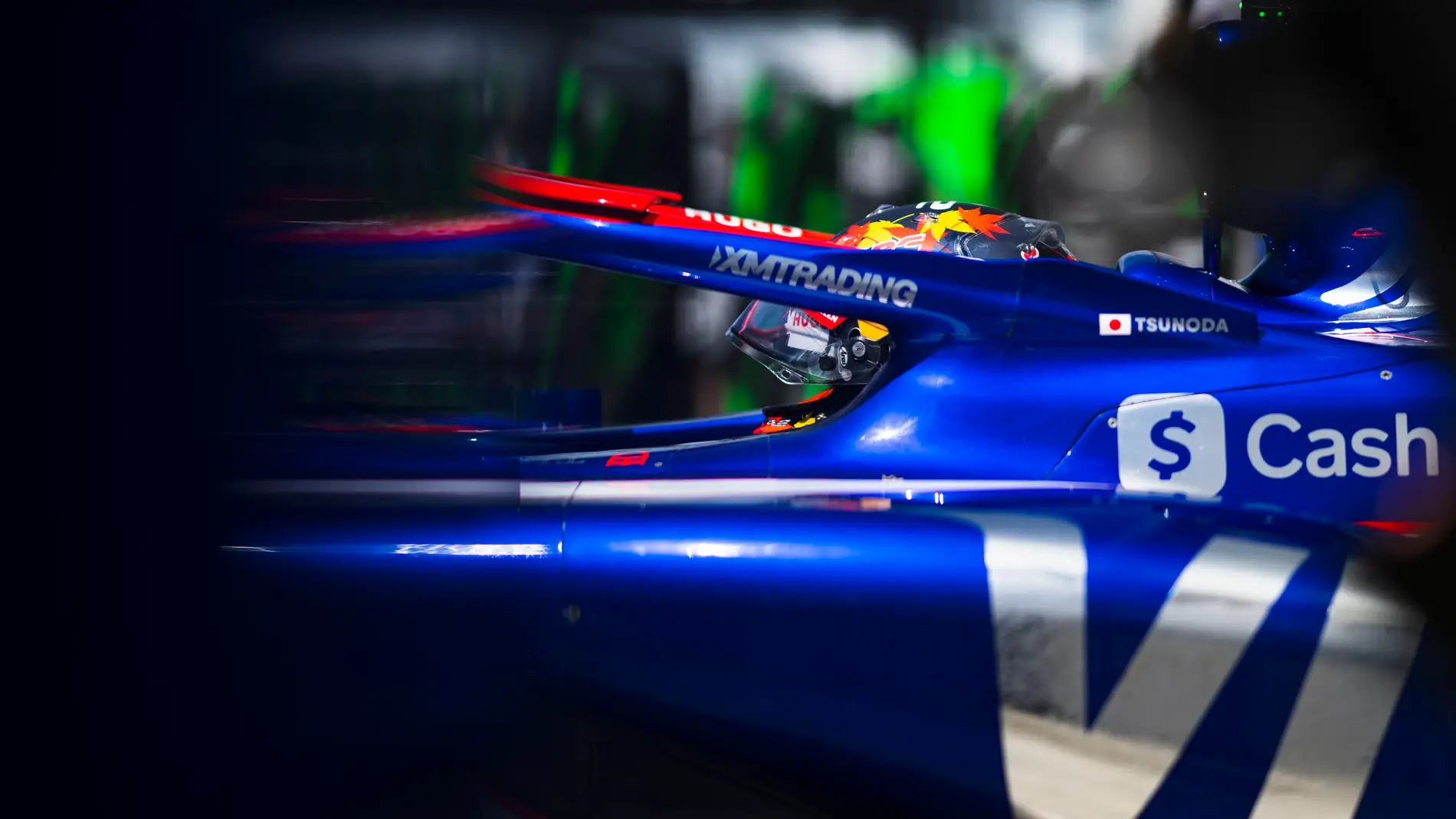 Tsunoda subido en el coche. Fuente: La Sexta