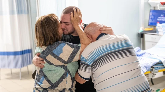 lmog Meir Jan, de 21 años, se reencuentra con sus familiares en el Centro Médico 'Sheba' Tel-HaShomer, en Tel Aviv, donde han sido trasladados los cuatro rehenes que el el Ejército israelí ha rescatado  lmog Meir Jan, de 21 años, se reencuentra con sus familiares en el Centro Médico 'Sheba' Tel-HaShomer, en Tel Aviv, donde han sido trasladados los cuatro rehenes que el el Ejército israelí ha rescatado