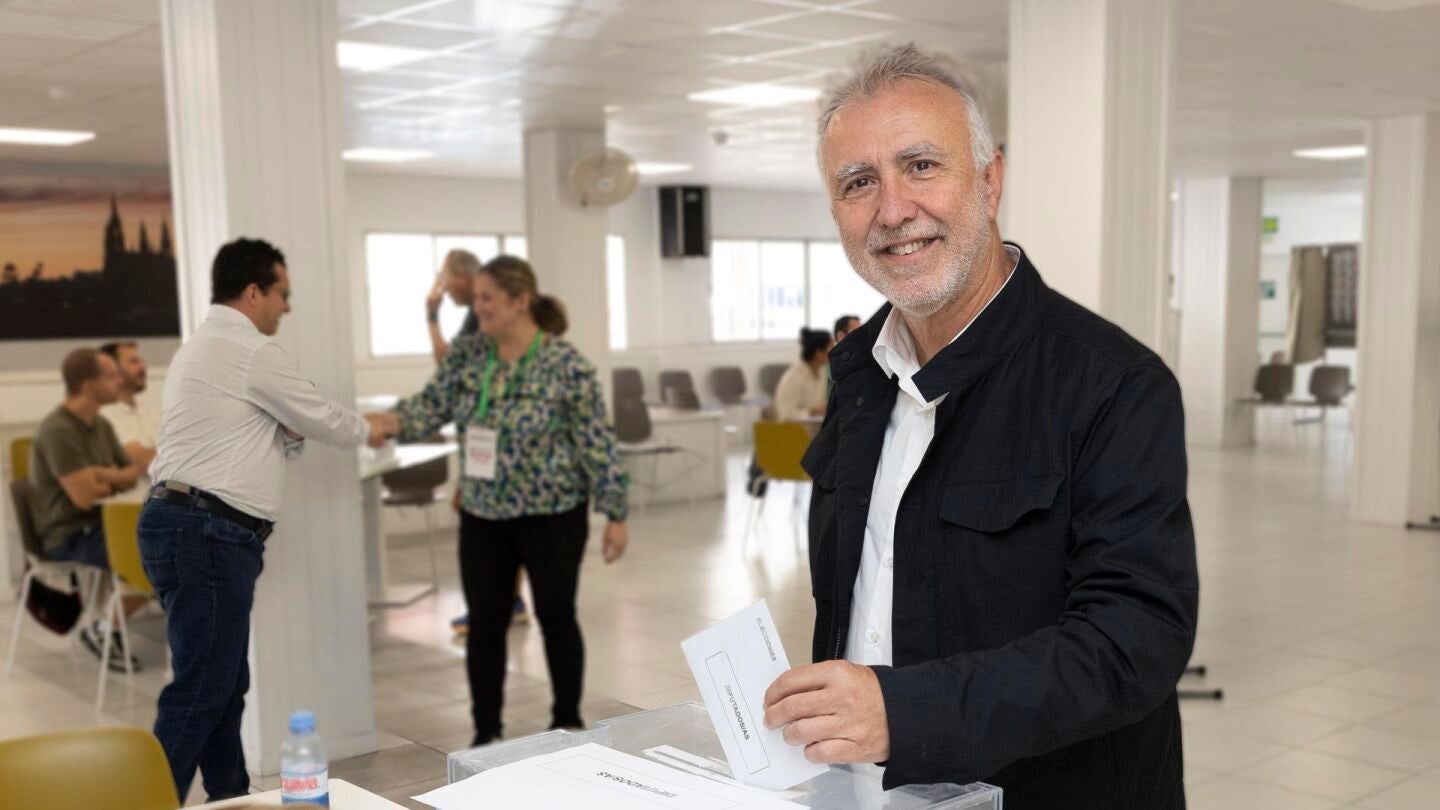 El ministro de Política Territorial y secretario general del PSOE de Canarias, Ángel Víctor Torres, vota en las elecciones al Parlamento Europeo. 