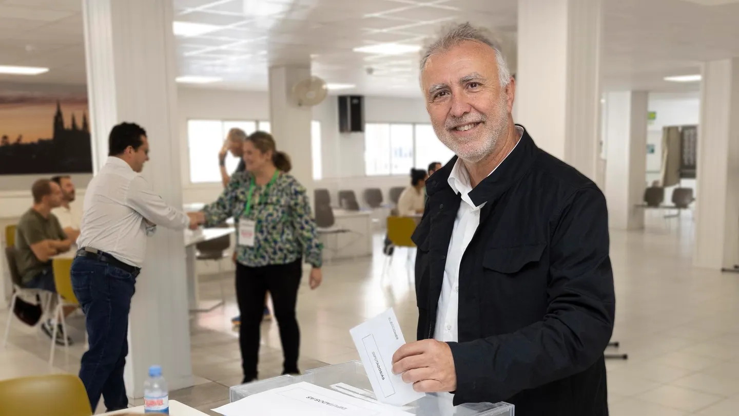 El ministro de Política Territorial y secretario general del PSOE de Canarias, Ángel Víctor Torres, vota en las elecciones al Parlamento Europeo. El ministro de Política Territorial y secretario general del PSOE de Canarias, Ángel Víctor Torres, vota en las elecciones al Parlamento Europeo.