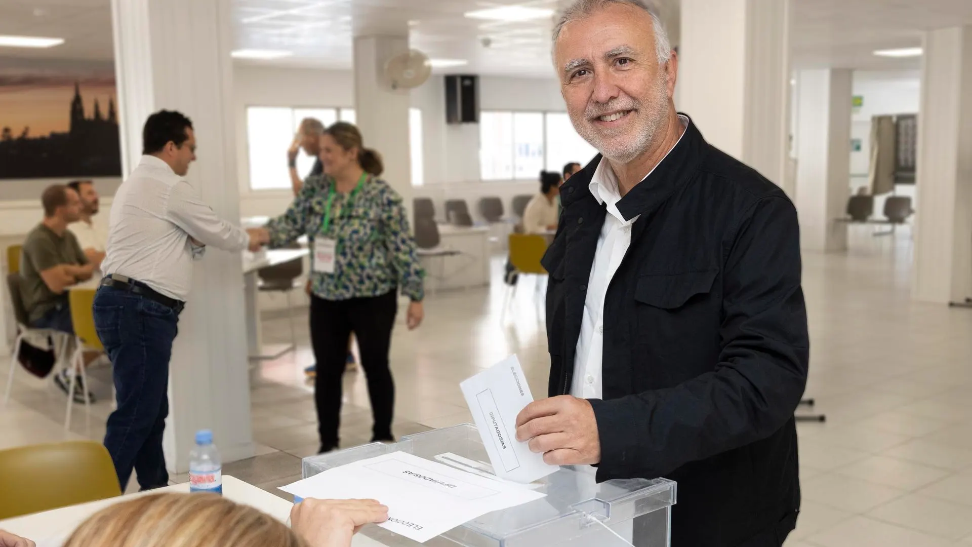 El ministro de Política Territorial y secretario general del PSOE de Canarias, Ángel Víctor Torres, vota en las elecciones al Parlamento Europeo. 