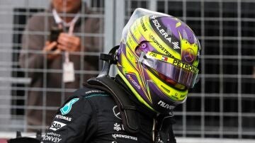 Lewis Hamilton, oculto tras su casco