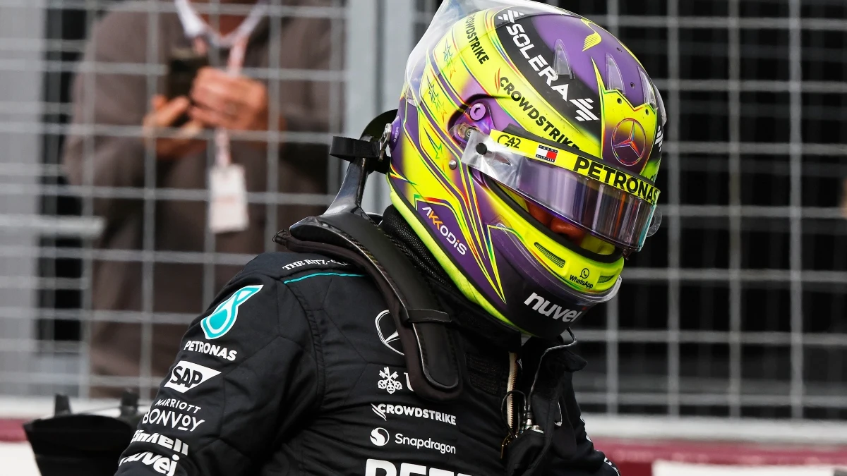 Lewis Hamilton, oculto tras su casco