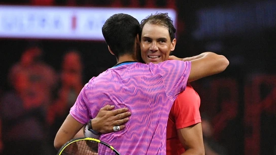 Carlos Alcaraz abraza a Rafa Nadal Carlos Alcaraz abraza a Rafa Nadal