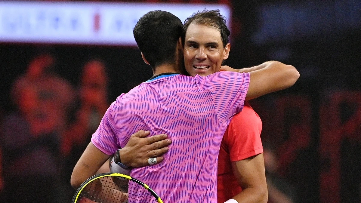 Carlos Alcaraz abraza a Rafa Nadal