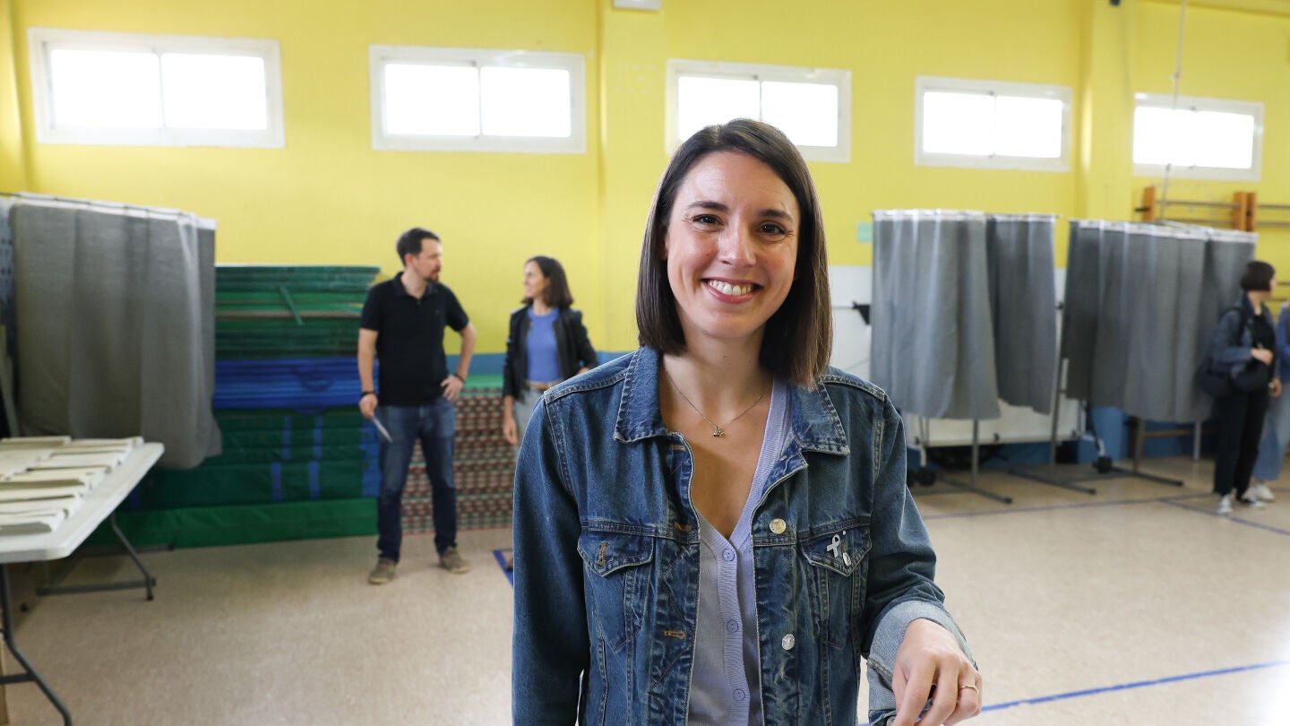 La candidata de Podemos a las elecciones europeas, Irene Montero, ejerce su derecho a voto en el colegio público madrileño de La Navata.