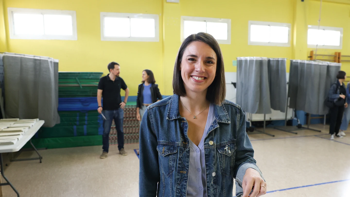 La candidata de Podemos a las elecciones europeas, Irene Montero, ejerce su derecho a voto en el colegio público madrileño de La Navata. La candidata de Podemos a las elecciones europeas, Irene Montero, ejerce su derecho a voto en el colegio público madrileño de La Navata.