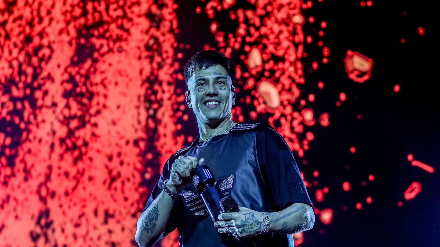 El cantante argentino Duki durante una actuación, en el Estadio Santiago Bernabéu, a 8 de junio de 2024, en Madrid (España) El cantante argentino Duki durante una actuación, en el Estadio Santiago Bernabéu, a 8 de junio de 2024, en Madrid (España)