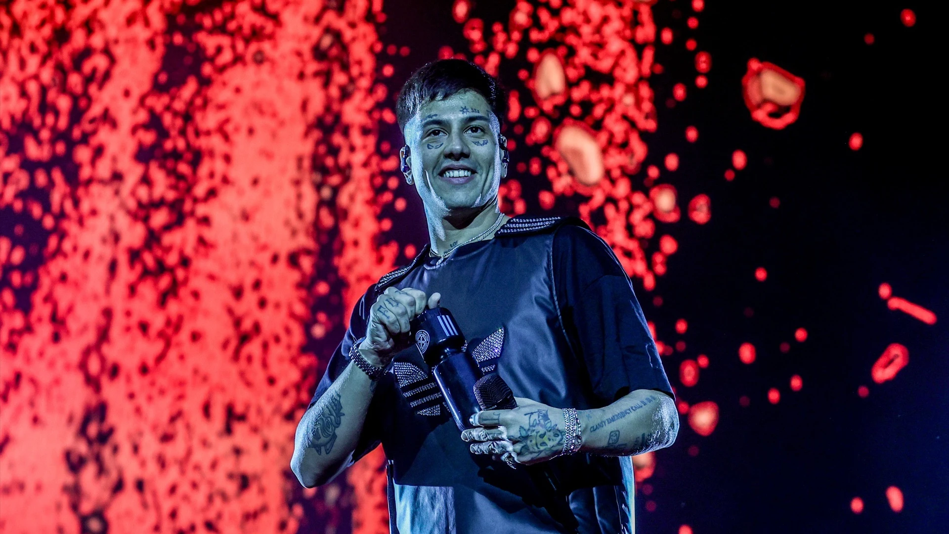 El cantante argentino Duki durante una actuación, en el Estadio Santiago Bernabéu, a 8 de junio de 2024, en Madrid (España)