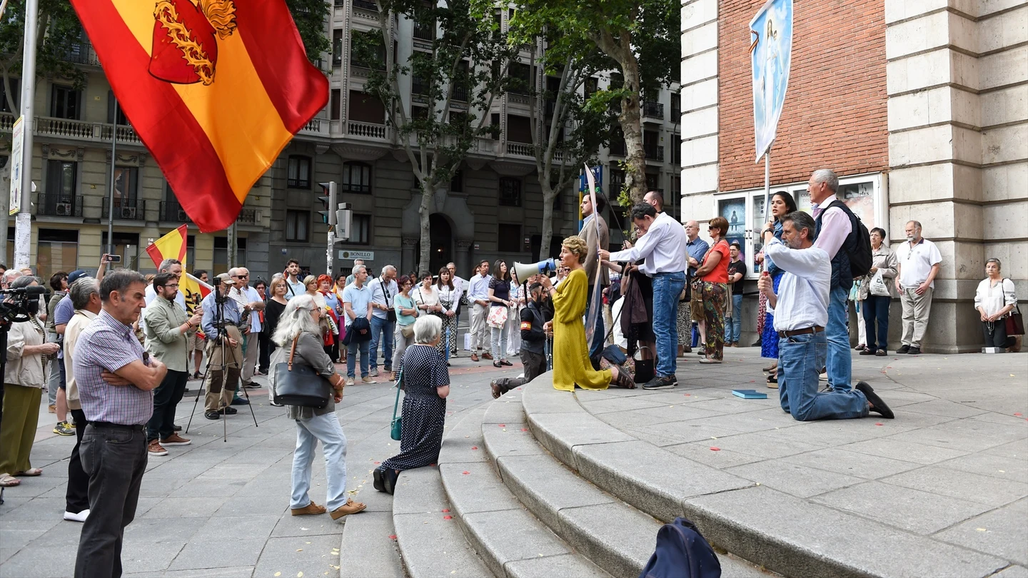 Varias personas rezando durante la segunda concentración para rezar colectivamente el rosario, a las puertas de la iglesia del Inmaculado Corazón de María, a 9 de junio de 2024, en Madrid (España) Varias personas rezando durante la segunda concentración para rezar colectivamente el rosario, a las puertas de la iglesia del Inmaculado Corazón de María, a 9 de junio de 2024, en Madrid (España)
