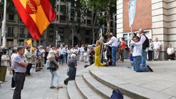 Varias personas rezando durante la segunda concentración para rezar colectivamente el rosario, a las puertas de la iglesia del Inmaculado Corazón de María, a 9 de junio de 2024, en Madrid (España)