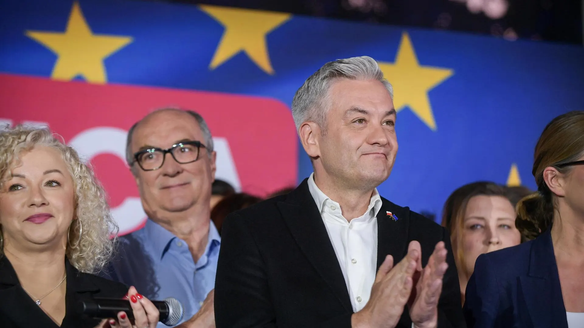 Robert Biedron, Katarzyna Kotula y su equipo durante la celebración de las elecciones europeas de 2024.