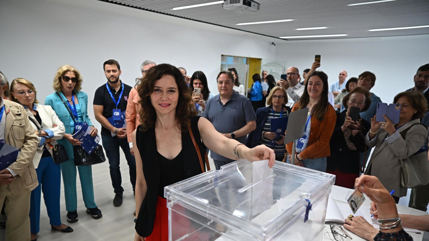La presidenta de la Comunidad de Madrid, Isabel Díaz Ayuso, vota en un colegio electoral de Madrid.