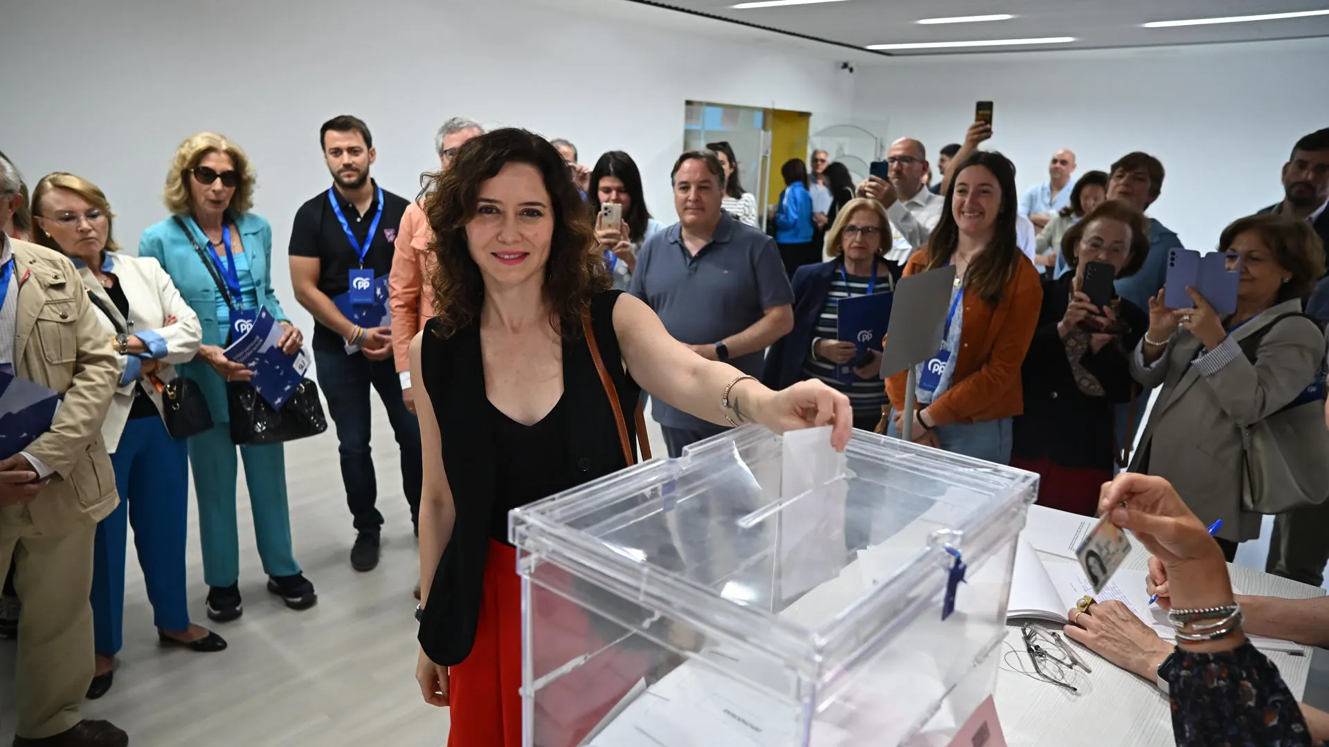 La presidenta de la Comunidad de Madrid, Isabel Díaz Ayuso, vota en un colegio electoral de Madrid.