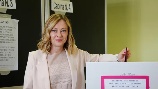 La primera ministra italiana, Giorgia Meloni, vota en las elecciones al Parlamento Europeo en una mesa electoral, en Roma, Italia, durante las europeas de 2024 La primera ministra italiana, Giorgia Meloni, vota en las elecciones al Parlamento Europeo en una mesa electoral, en Roma, Italia, durante las europeas de 2024