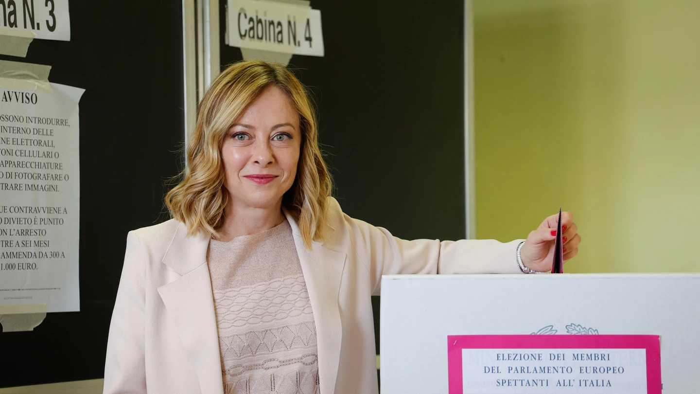 La primera ministra italiana, Giorgia Meloni, vota en las elecciones al Parlamento Europeo en una mesa electoral, en Roma, Italia, durante las europeas de 2024 La primera ministra italiana, Giorgia Meloni, vota en las elecciones al Parlamento Europeo en una mesa electoral, en Roma, Italia, durante las europeas de 2024