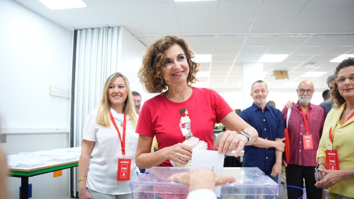 La vicesecretaria general del PSOE y vicepresidenta primera del Gobierno, María Jesús Montero, ejerce su derecho al voto este 9J. 