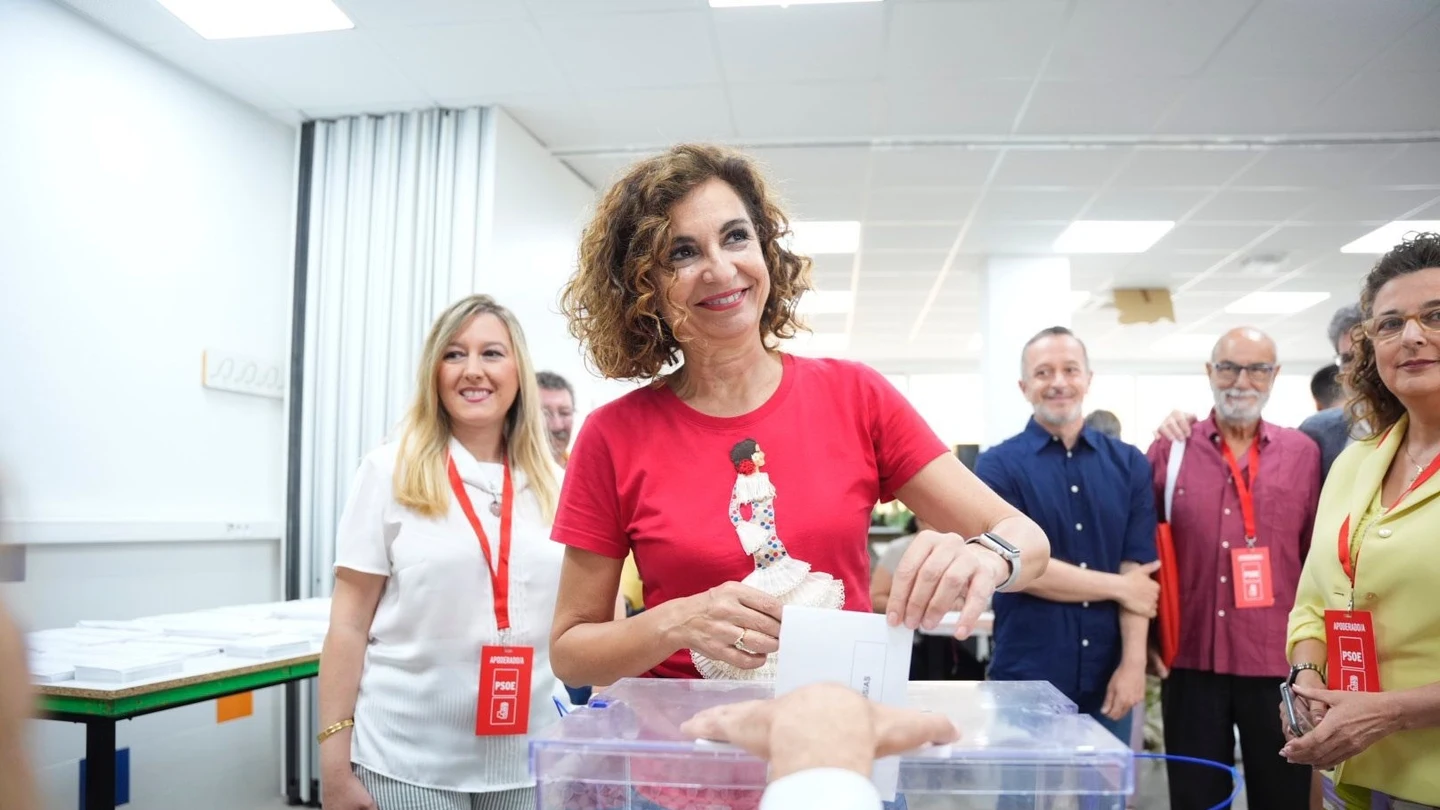 La vicesecretaria general del PSOE y vicepresidenta primera del Gobierno, María Jesús Montero, ejerce su derecho al voto este 9J. La vicesecretaria general del PSOE y vicepresidenta primera del Gobierno, María Jesús Montero, ejerce su derecho al voto este 9J.