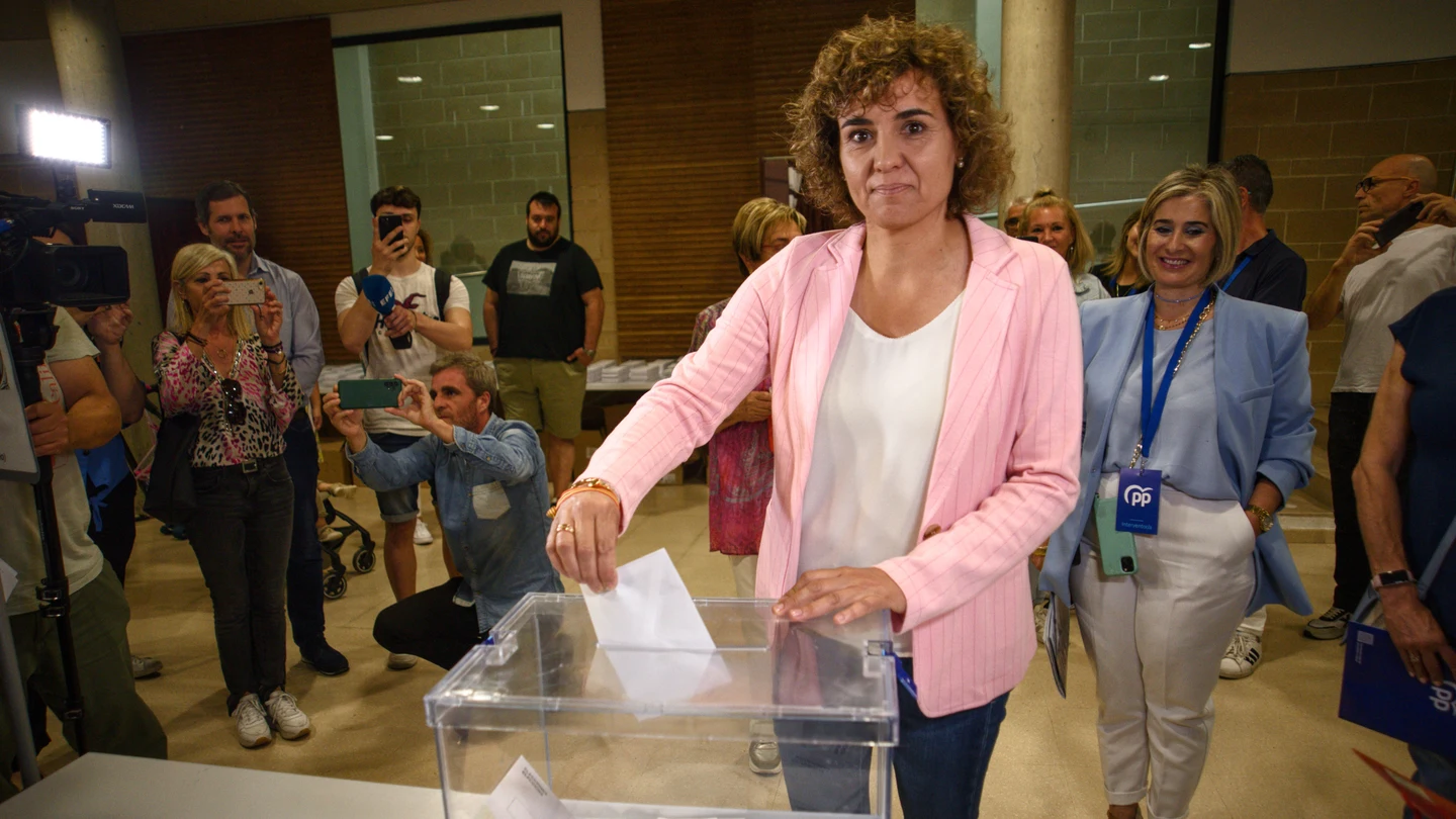 La cabeza de lista popular al Parlamento Europeo, Dolors Montserrat, ejerce su derecho a voto en el Casal d'Entitats en Sant Sadurní d'Anoia. La cabeza de lista popular al Parlamento Europeo, Dolors Montserrat, ejerce su derecho a voto en el Casal d'Entitats en Sant Sadurní d'Anoia.