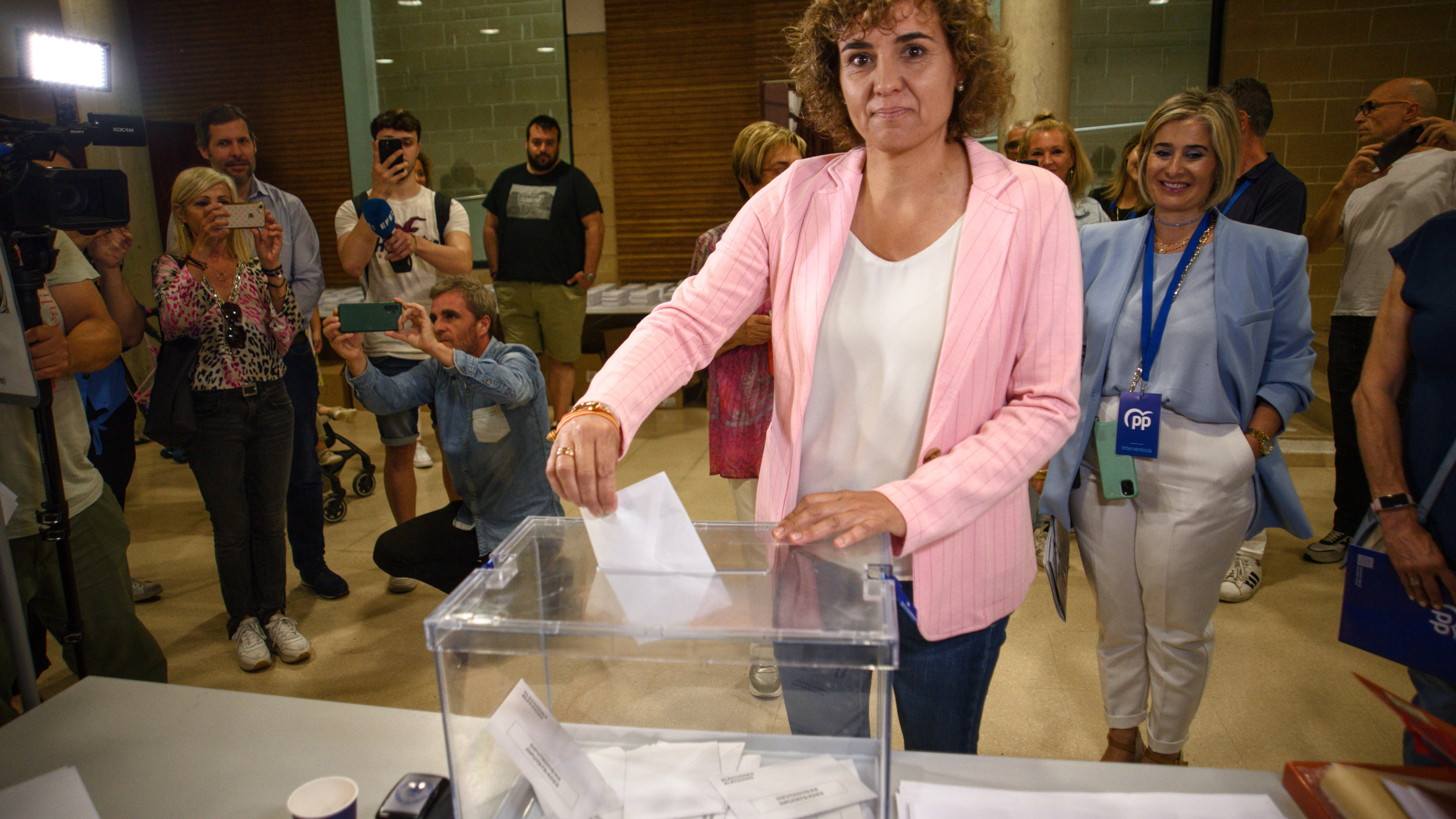 La cabeza de lista popular al Parlamento Europeo, Dolors Montserrat, ejerce su derecho a voto en el Casal d'Entitats en Sant Sadurní d'Anoia.