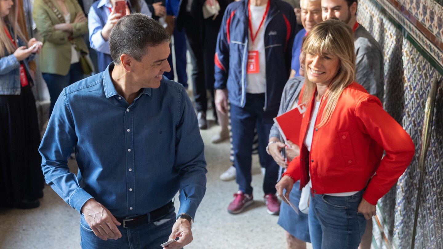 El secretario general del PSOE y presidente del Gobierno de España, Pedro Sánchez, y su mujer, Begoña Gómez, ejercen su derecho a voto en el colegio de Nuestra Señora del Buen Consejo en Madrid.