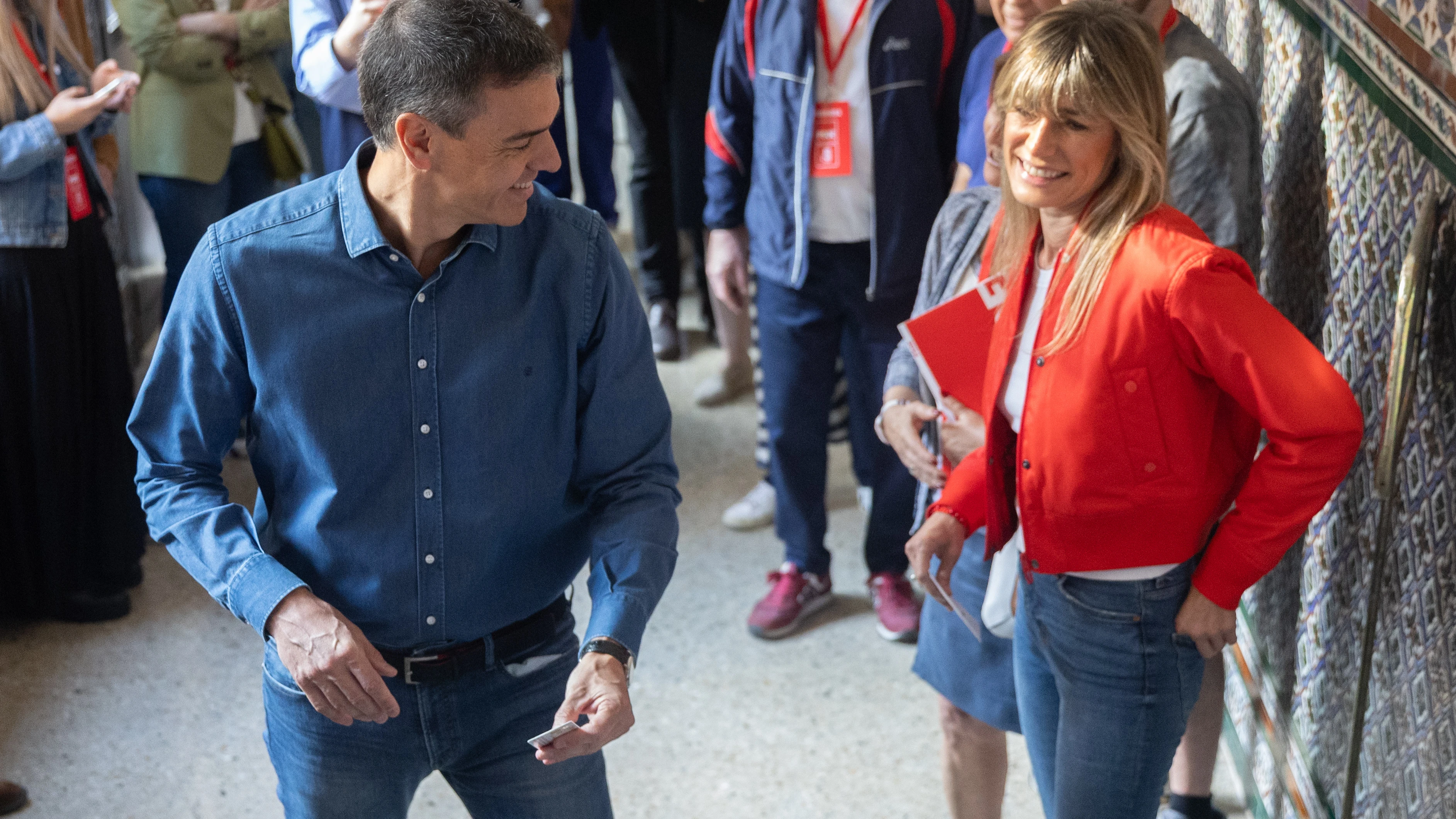 El secretario general del PSOE y presidente del Gobierno de España, Pedro Sánchez, y su mujer, Begoña Gómez, ejercen su derecho a voto en el colegio de Nuestra Señora del Buen Consejo en Madrid.