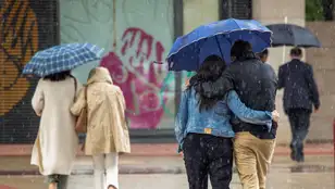 Imagen de archivo de un grupo de personas con paraguas