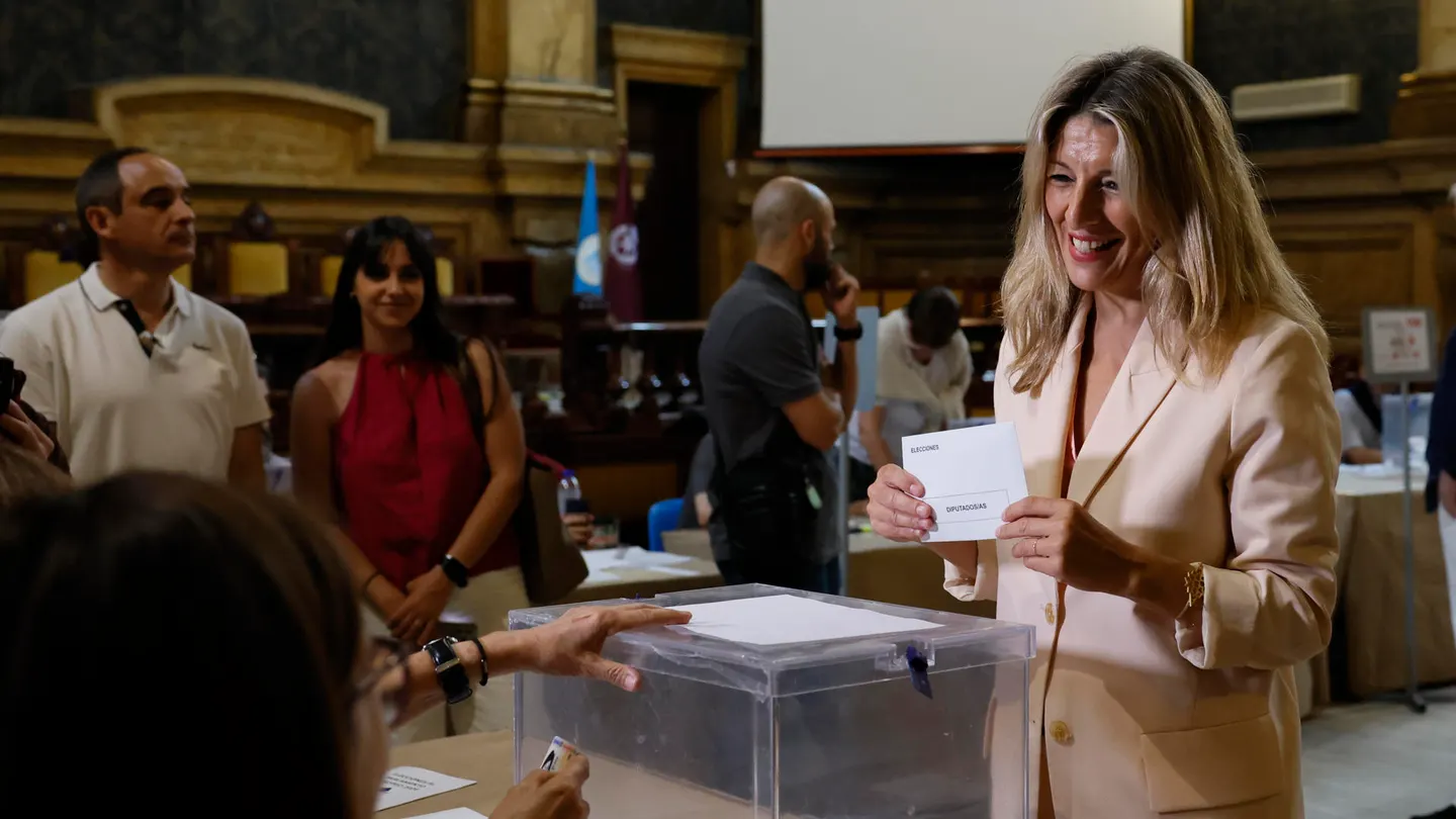 La líder de Sumar y vicepresidenta segunda del Gobierno, Yolanda Díaz, vota en las elecciones al Parlamento Europeo en un colegio electoral de Madrid, este domingo, en el que más de 38 millones de españoles están convocados para elegir a los 61 eurodiputados que representarán a España en el Parlamento Europeo. La líder de Sumar y vicepresidenta segunda del Gobierno, Yolanda Díaz, vota en las elecciones al Parlamento Europeo en un colegio electoral de Madrid, este domingo, en el que más de 38 millones de españoles están convocados para elegir a los 61 eurodiputados que representarán a España en el Parlamento Europeo.