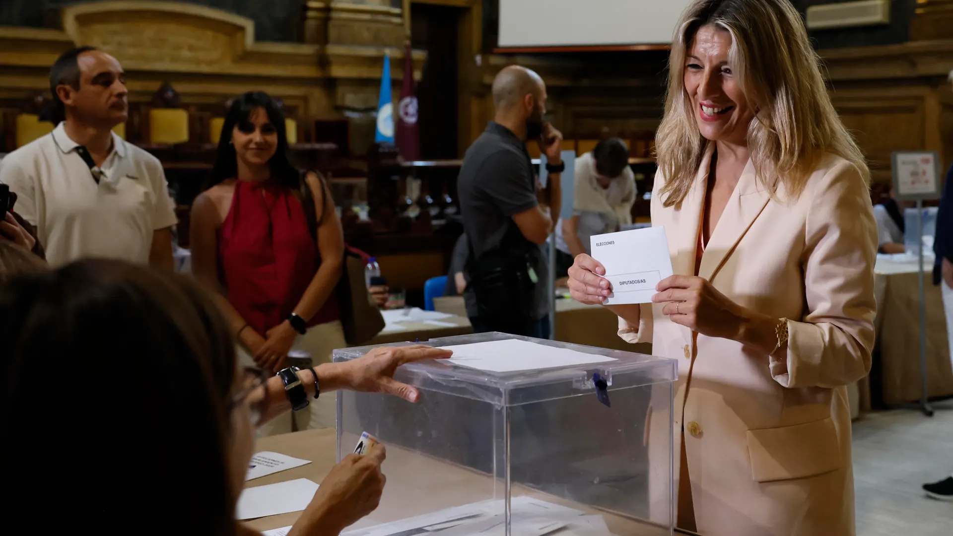 La líder de Sumar y vicepresidenta segunda del Gobierno, Yolanda Díaz, vota en las elecciones al Parlamento Europeo en un colegio electoral de Madrid, este domingo, en el que más de 38 millones de españoles están convocados para elegir a los 61 eurodiputados que representarán a España en el Parlamento Europeo. 