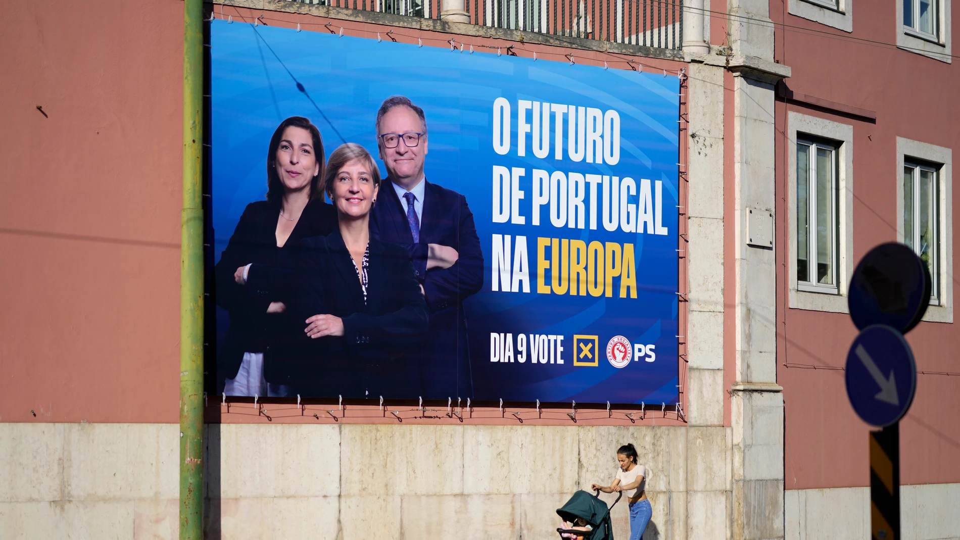 Propaganda del Partido Socialista en Lisboa (Portugal), en la campaña de las elecciones europeas de 2024