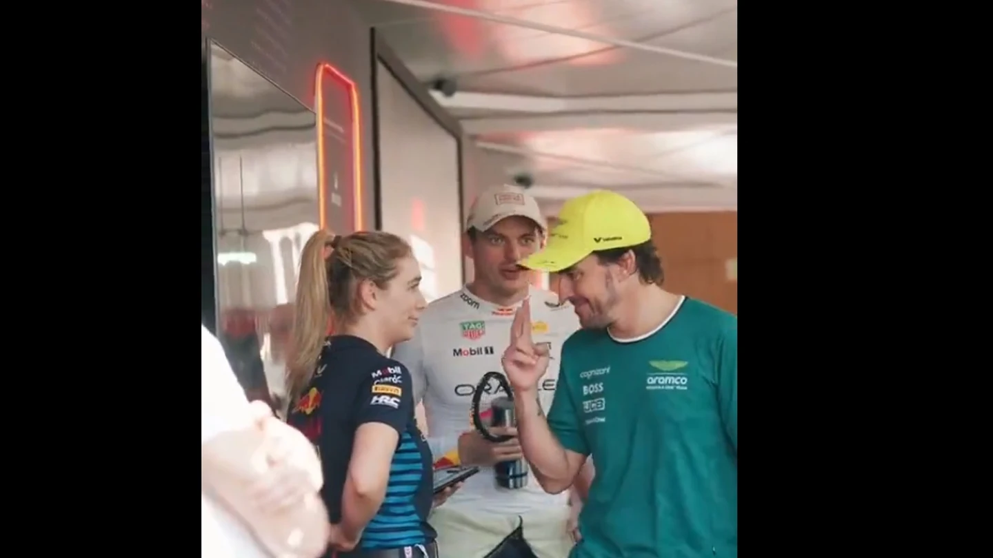 El gesto de Alonso a Verstappen El gesto de Alonso a Verstappen
