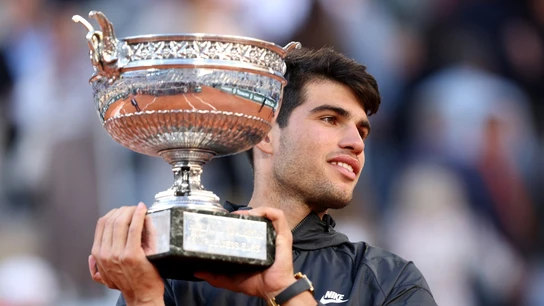Carlos Alcaraz, con el trofeo de Roland Garros Carlos Alcaraz, con el trofeo de Roland Garros