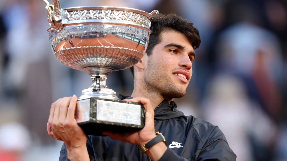 Carlos Alcaraz, con el trofeo de Roland Garros