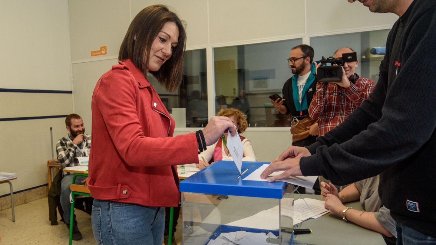 La cabeza de lista de EAJ-PNV y de CEUS a las Elecciones Europeas, Oihane Agirregotia, vota en un colegio electoral de Bilbao, este domingo. 