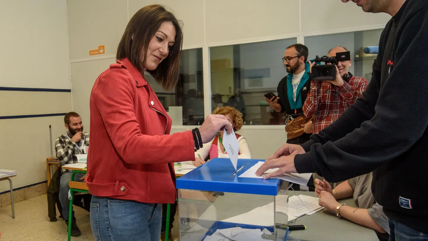 La cabeza de lista de EAJ-PNV y de CEUS a las Elecciones Europeas, Oihane Agirregotia, vota en un colegio electoral de Bilbao, este domingo. La cabeza de lista de EAJ-PNV y de CEUS a las Elecciones Europeas, Oihane Agirregotia, vota en un colegio electoral de Bilbao, este domingo.