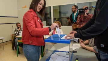 La cabeza de lista de EAJ-PNV y de CEUS a las Elecciones Europeas, Oihane Agirregotia, vota en un colegio electoral de Bilbao, este domingo. 