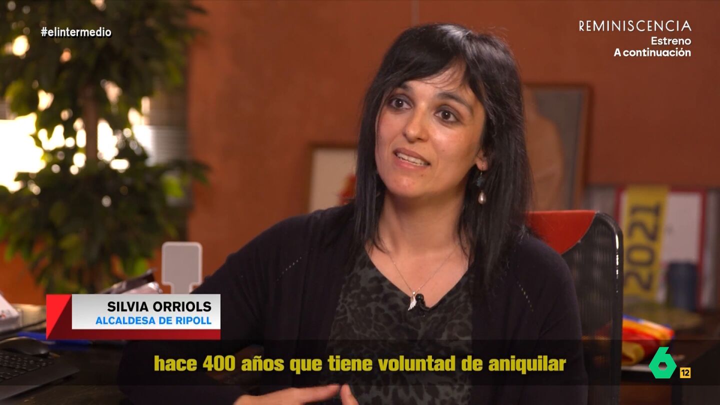 Andrea Ropero entrevista a Silvia Orriols, la alcaldesa de Ripoll que lidera Alian&ccedil;a Catalana. En este v&iacute;deo niega ser de extrema derecha, aunque asegura rotunda que es islam&oacute;foba, y despliega su argumentario ultranacionalista y antimigraci&oacute;n.