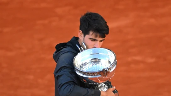 Carlos Alcaraz besa el Roland Garros Carlos Alcaraz besa el Roland Garros