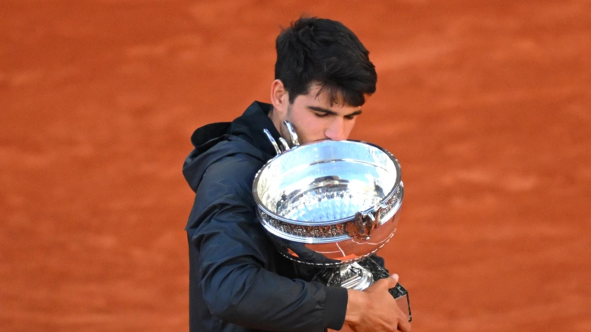 Carlos Alcaraz besa el Roland Garros