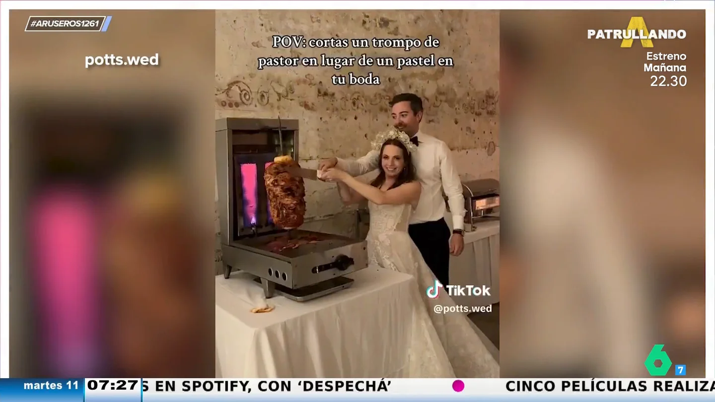 Una boda muy original: unos novios cortan un rulo de carne en lugar de la tradicional tarta Una boda muy original: unos novios cortan un rulo de carne en lugar de la tradicional tarta