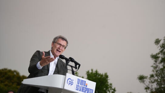 El presidente del PP, Alberto N&uacute;&ntilde;ez Feij&oacute;o, interviene durante un mitin de cierre de campa&ntilde;a del Partido Popular, en el Auditorio Parque de Cabecera, a 7 de junio de 2024, en Valencia, Comunidad Valenciana (Espa&ntilde;a).