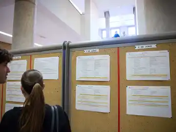 Alumnos antes de empezar un examen el primer día de la Evaluación de Acceso a la Universidad (EvAU), en la Politécnica de la Universidad de Alcalá de Henares, a 3 de junio de 2024, en Alcalá de Henares, Madrid (España). 