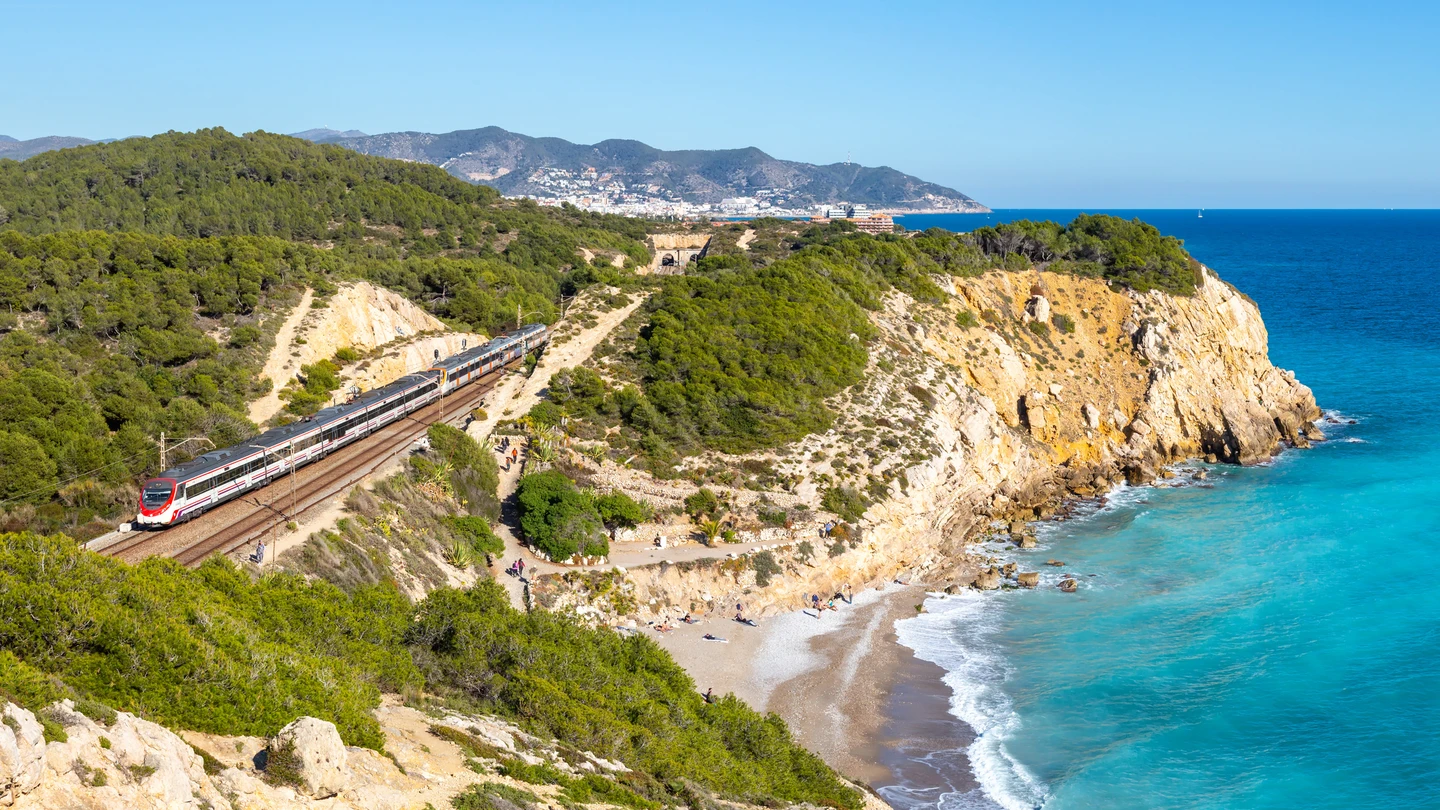 Tren en Sitges, cerca de la playa en Barcelona Tren en Sitges, cerca de la playa en Barcelona