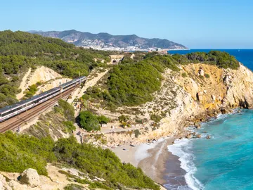 Tren en Sitges, cerca de la playa en Barcelona Tren en Sitges, cerca de la playa en Barcelona