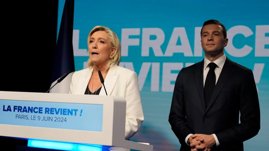 Marine Le Pen, acompañada por Jordan Bardella Marine Le Pen, acompañada por Jordan Bardella
