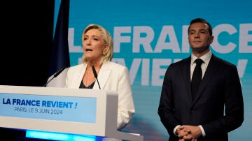 Marine Le Pen, acompañada por Jordan Bardella